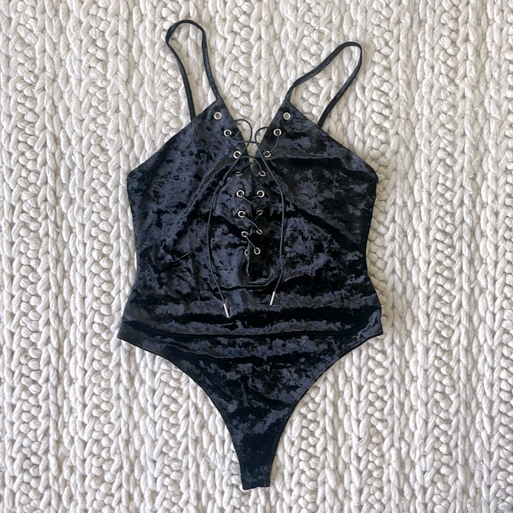 TOBI Velvet Bodysuit in Black - Size: M